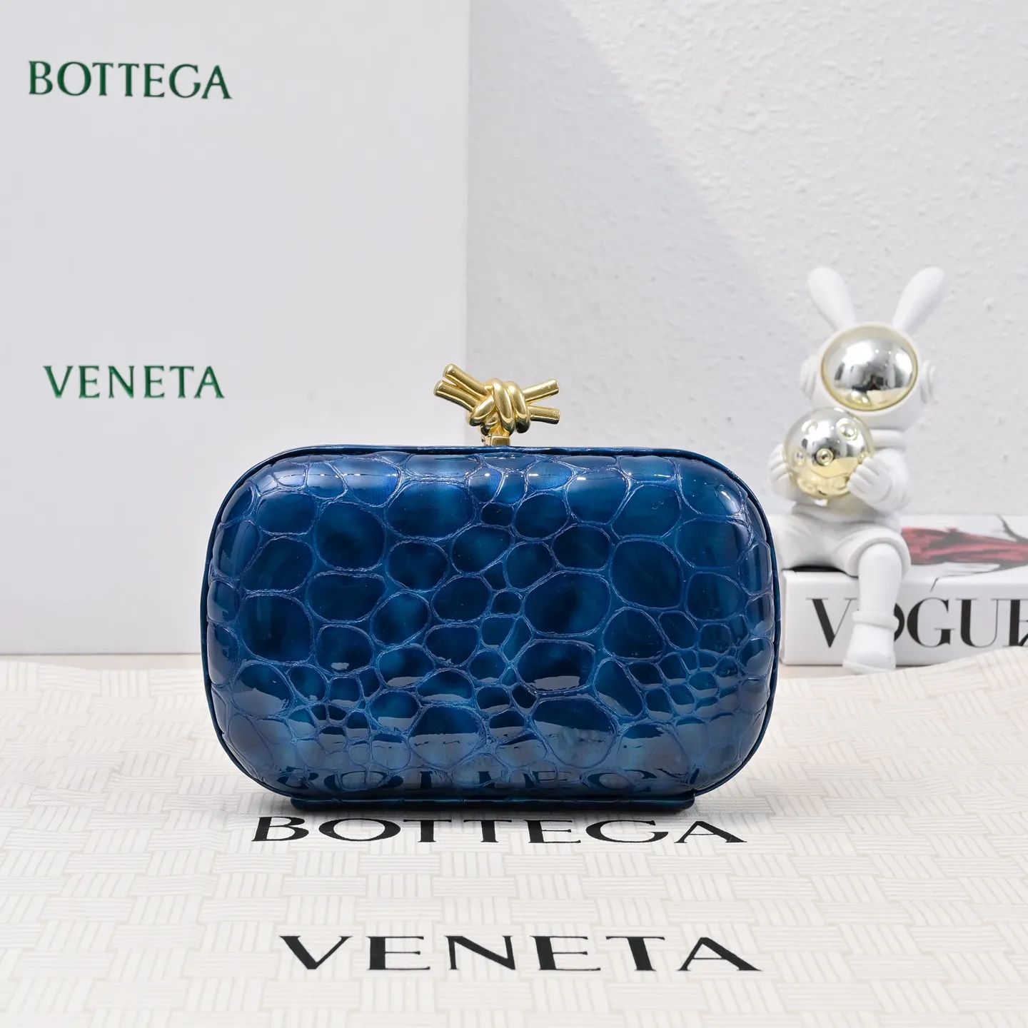 Batch 1560 #BV Knot pearlescent crocodile pattern evening bag series 🐊 Each bag reveals exquisiteness and elegance. It is made of crocodile leather with knot buckle. The leather feels super good and is unforgettable. 🐊 Crocodile pattern is a classic among classics. It looks high-end whenever you take it out ⭐️ The design is small and exquisite, low-key without logo, elegant and generous. Holding it in your hand or hanging it on your wrist will make you look more elegant and charming [Fireworks] Model: 717622 Size: 20x12x5.5